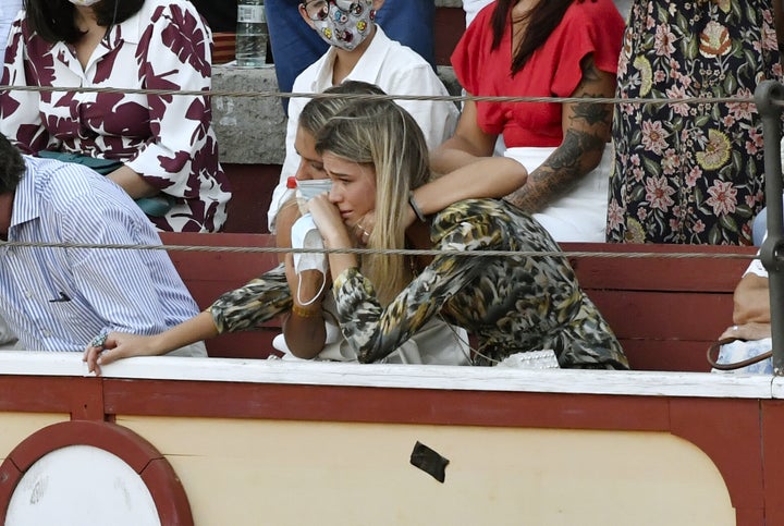 El viernes pasado se pudo ver a Ana Soria en el tendido de la plaza del puerto de Santa María muy asustada al presenciar cómo un toro propinaba una cornada a su chico.