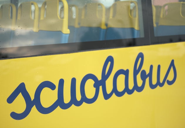 Gli scuolabus potranno viaggiare con la capienza massima consentita “nel caso in cui la permanenza degli alunni nel mezzo non sia superiore ai 15 minuti” Gli scuolabus potranno viaggiare con la capienza massima consentita “nel caso in cui la permanenza degli alunni nel mezzo non sia superiore ai 15 minuti”