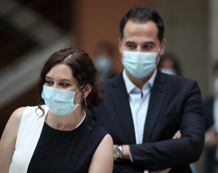 Isabel Díaz Ayuso, presidenta de la Comunidad de Madrid y a su espalda, Ignacio Aguado, vicepresidente.