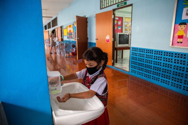 Des lavabos et du savon ont été installés devant les classes afin que les enfants...