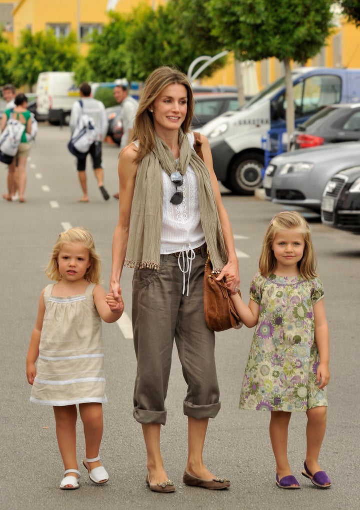 La reina Letizia, entonces princesa, con la princesa Leonor y la infanta Sofía en Mallorca el 3 de agosto de 2010.