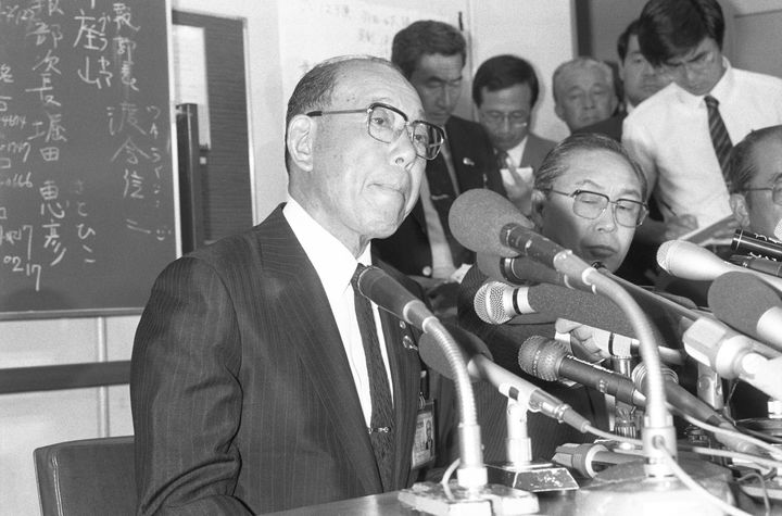 日航123便ジャンボ機の墜落事故で記者会見する日本航空の高木養根社長（1985年8月13日）