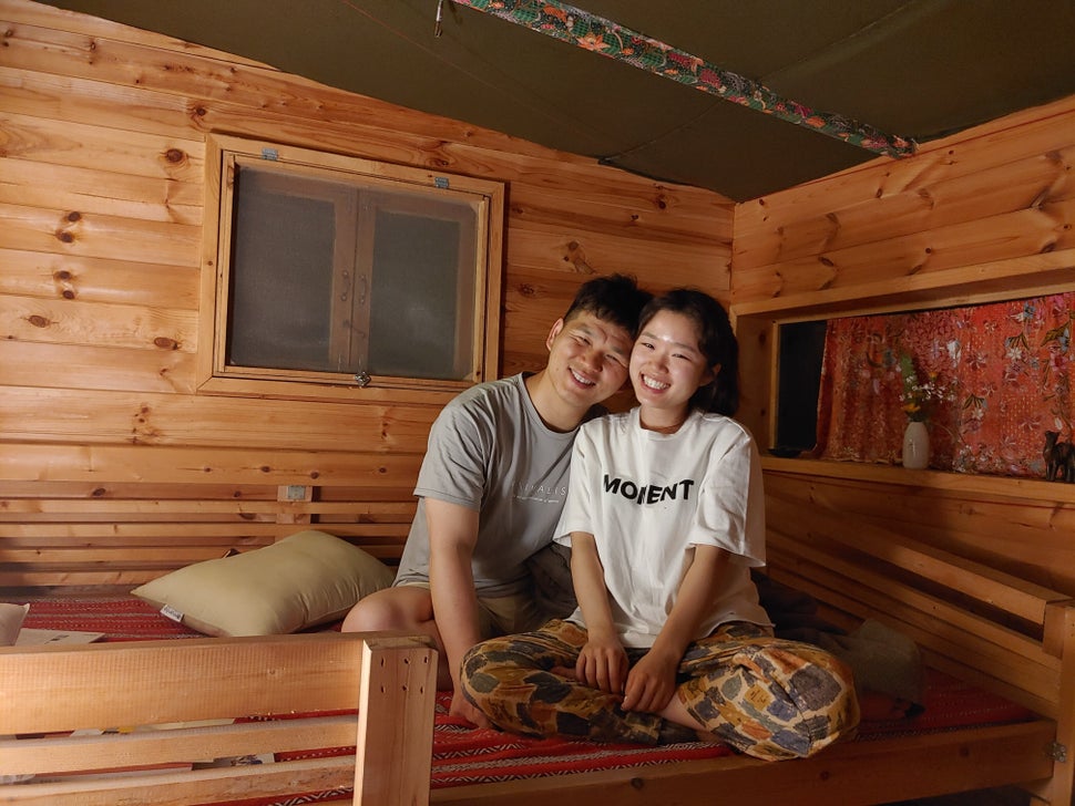 제주도로 신혼여행을 떠난 두 사람은 나무에 지어놓은 집 같은 게스트하우스에 묵었다.