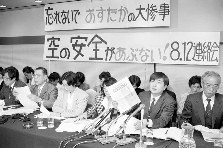 日航機墜落事故関係者全員の不起訴処分発表を受けて記者会見をする遺族代表ら（1989年11月）
