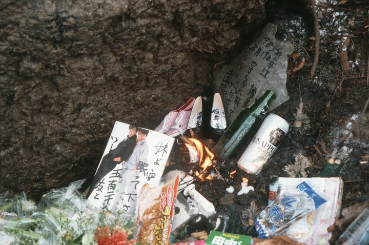 遺族らによって日航機墜落現場に供えられた犠牲者を供養する品々（1989年8月、群馬県上野村の御巣鷹の尾根）