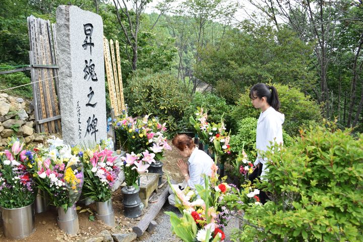 日航ジャンボ機墜落事故から34年が経過し、墜落現場にある「昇魂之碑」で故人の冥福を祈る遺族（2019年8月12日、群馬県上野村）