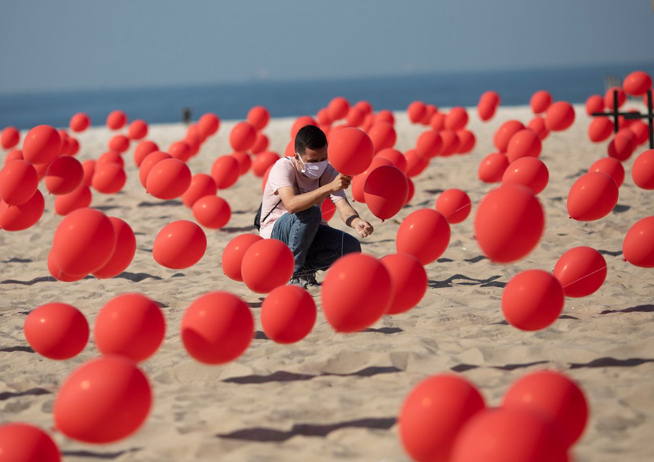 Κόκκινα μπαλόνια στη Βραζιλία στη μνήμη των 100.000 και πλέον νεκρών από κορονοϊό. 