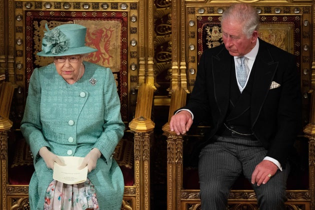 The Queen va in pensione? I rumors: "Pronta a lasciare il trono nel 2021, ma non al figlio Carlo" The Queen va in pensione? I rumors: "Pronta a lasciare il trono nel 2021, ma non al figlio Carlo"