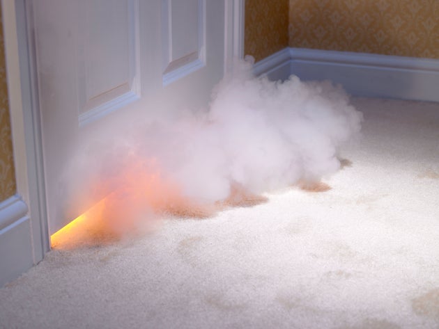 Branco incendia la casa di un invalido: tre arresti a Catanzaro Branco incendia la casa di un invalido: tre arresti a Catanzaro