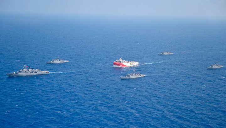 To Oruc Reis, συνοδευόμενο από πλοία του τουρκικού πολεμικού ναυτικού(Turkish Defense Ministry via AP, Pool)