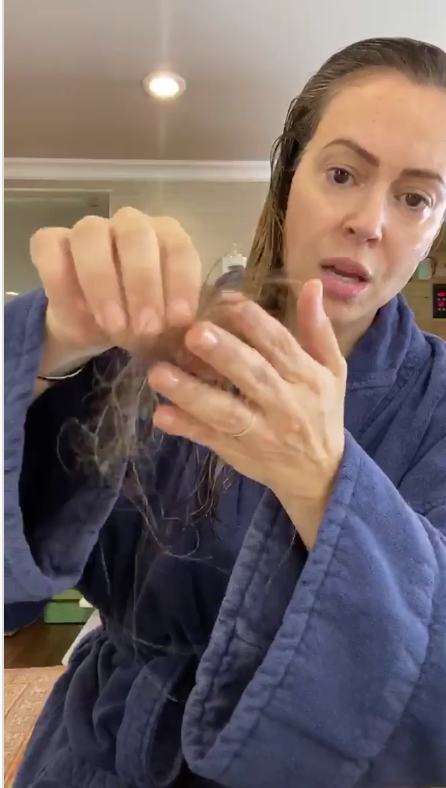 Alyssa Milano muestra el pelo perdido en un solo cepillado.