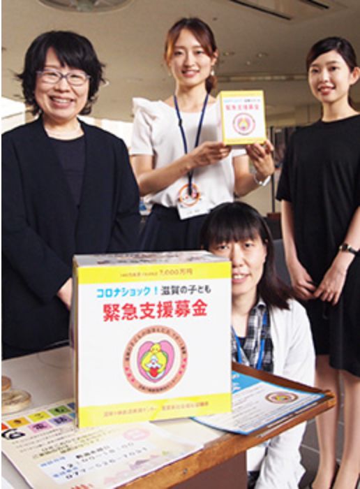 50円募金を呼び掛ける谷口郁美事務局長（左）と滋賀県社協の職員
