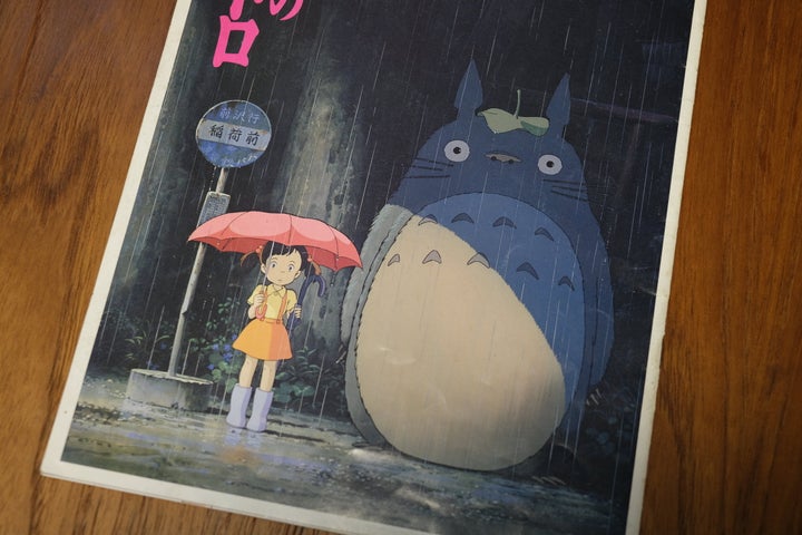 となりのトトロ ポスターの少女は映画に登場しない その正体は ハフポスト アートとカルチャー となりのトトロ ポスターの少女は映画に登場しない その正体は ハフポスト アートとカルチャー