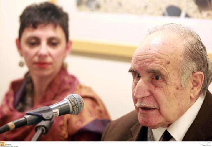 Ο Ντίνος Χριστιανόπουλος και η «παρέα του Τσιτσάνη» σε εκδήλωση για τα 30 χρόνια από το θάνατο του Βασίλη Τσιτσάνη στο βιβλιοπωλείο Ιανός (2014)