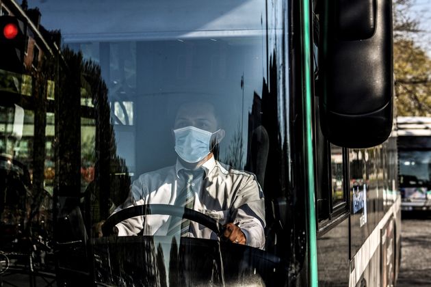 Un chauffeur de bus de la RATP, à Paris, le 9 avril 2020. (photo