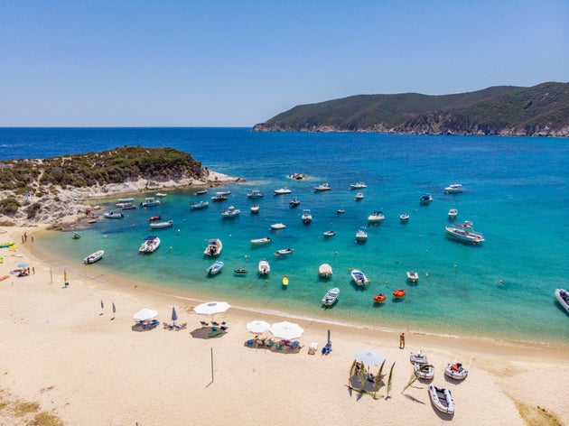 Turista italiana in vacanza in Grecia: "Qui siamo le uniche a indossare la mascherina per strada" Turista italiana in vacanza in Grecia: "Qui siamo le uniche a indossare la mascherina per strada"