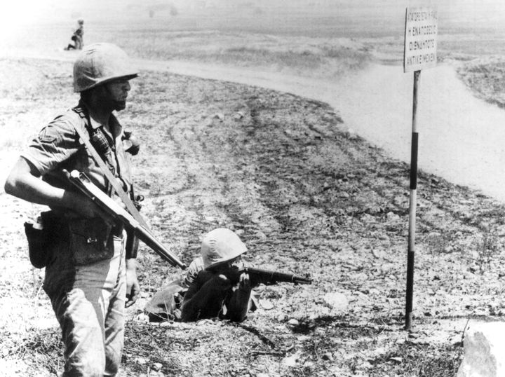 25 Ιουλίου 1974 Τούρκοι στρατιώτες μόλις πέντε μέρες μετά την εισβολή στην Κύπρο(AP Photo/Max Nash)