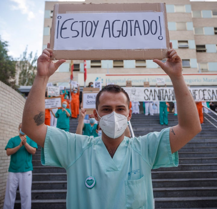 Un trabajador sanitario a las puertas del hospital Gregorio Marañón.