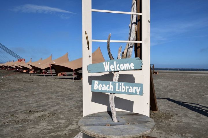 大洗観光協会が開く砂浜図書館
