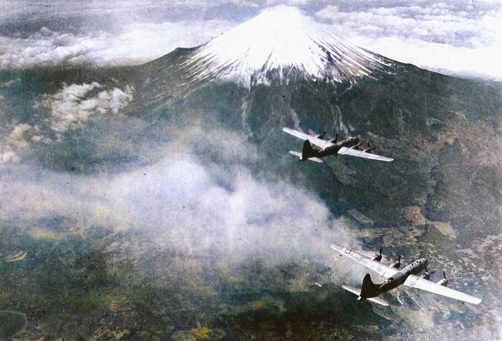 1945年1月27日、富士山上空を飛行するアメリカ軍第73爆撃団のB-29「スーパーフォートレス」の編隊。76機のうち56機が有楽町・銀座地区に目標を変更、空襲を行った。