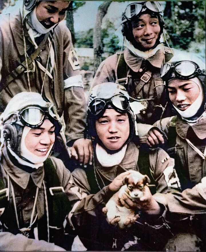 1945年5月26日、子犬を抱く特攻隊員。中央が荒木幸雄伍長。鹿児島の万世飛行場にて、出撃予定時刻の2時間前に撮影。悪天候のため翌日出撃、戦死した。