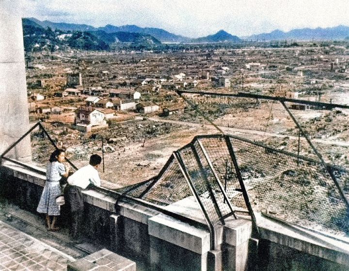 1946年8月5日、原爆投下から1年、まだ焼け野原が目立つ広島市。八丁堀の福屋デパートから南東方向を望むカップル。共同通信社提供