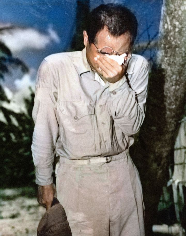 1945年8月15日、玉音放送をラジオで聴き、涙を流す日本軍の捕虜。グアムの収容所で撮影された写真。