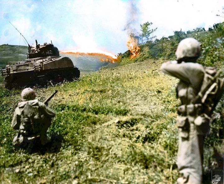 1945年5月11日、沖縄戦にて、火炎放射戦車で日本軍を攻撃するアメリカ兵たち。