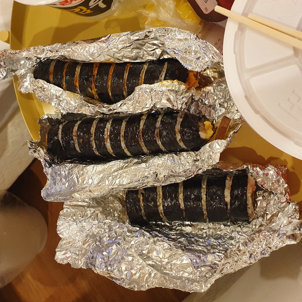 200통 가까이 전화한 끝에 주문한 애증의 김밥. 숙소에 드러누워 유튜브를 보면서 싹쓸이했다. 2020.7