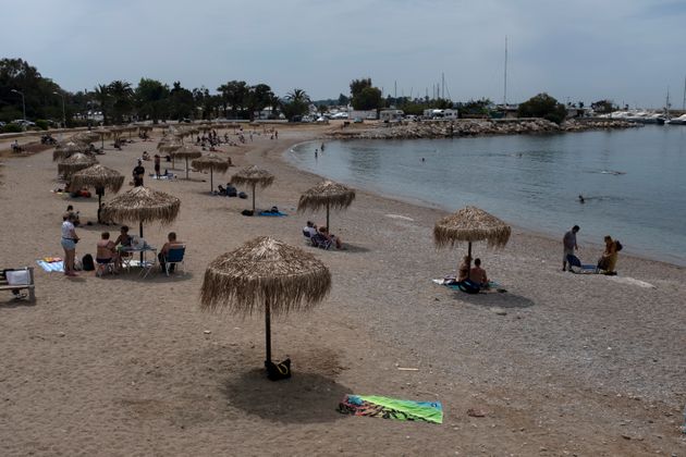 Η παραλία της Γλυφάδας (AP Photo/Yorgos Karahalis).