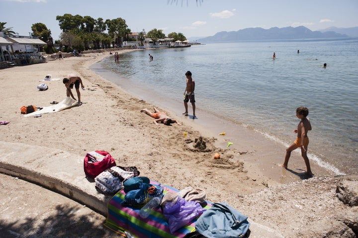 Παραλία της Αίγινας (IAKOVOS HATZISTAVROU/AFP via Getty Images).