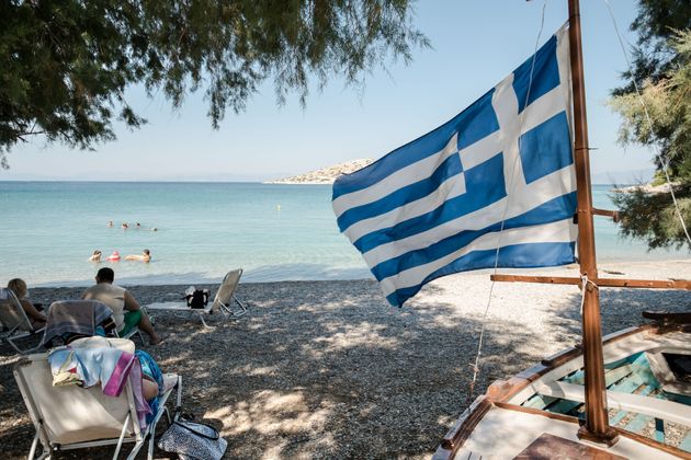 Παραλία στην Σαλαμίνα (Photo by ANDREAS SOLARO/AFP via Getty Images).