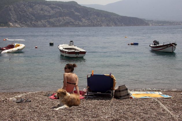 Παραλία στην Ψάθα (AP Photo/Spyros Tsakiris).