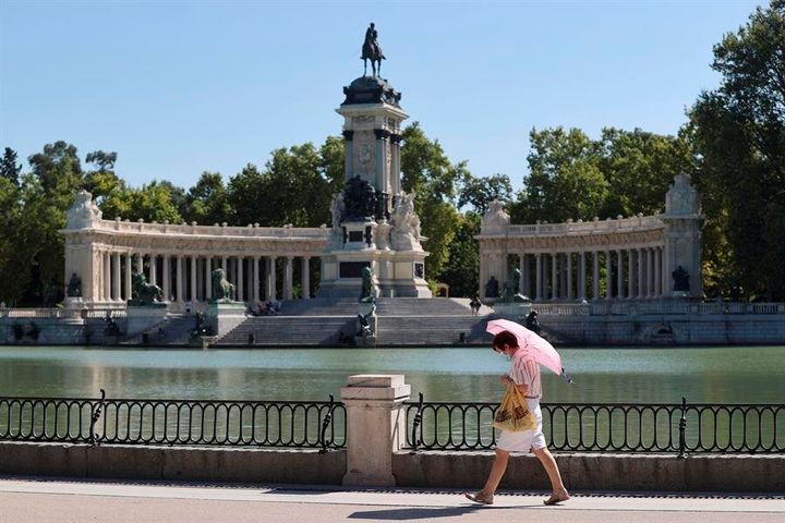 Una mujer pasea por el parque del Retiro, en Madrid.