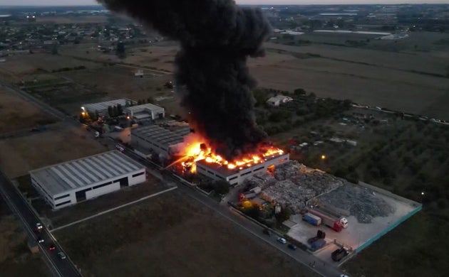 Nube tossica ad Aprilia, a due passi da Roma cittadini prigionieri in casa Nube tossica ad Aprilia, a due passi da Roma cittadini prigionieri in casa