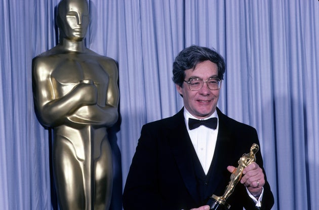 Kurt Kuedtke sosteniendo el Oscar en