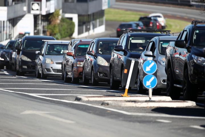 Cars line up outside a Covid-19 testing centre in Eden Terrace on August 13, 2020 in Auckland, New Zealand. (Photo by Fiona Goodall/Getty Images)