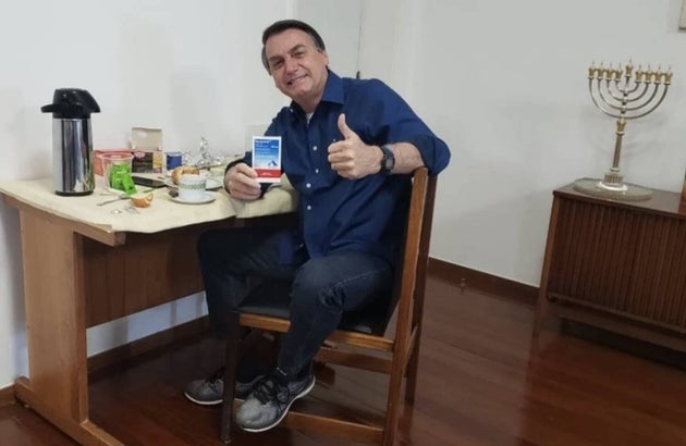 Bolsonaro divulga nas redes sociais uso da cloroquina contra a