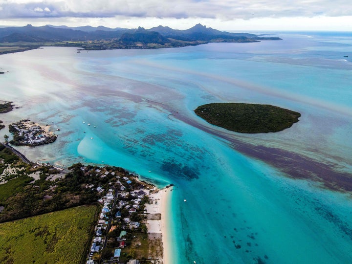 流出した油が黒い帯のようになっている。8月6日撮影 (Photo by -/AFP via Getty Images)