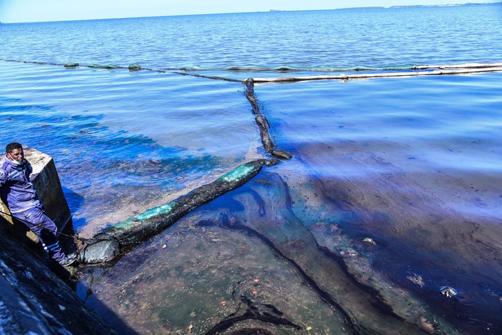 手作りの油の隔壁。8月12日(Photo by BEEKASH ROOPUN/L'Express Maurice/AFP via Getty Images)