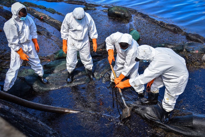 防護服を身にまとい、油を回収するボランティアたち 8月13日撮影(Photo by BEEKASH ROOPUN/L'Express Maurice/AFP via Getty Images)