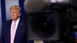 Un periodista de 'HuffPost' pregunta a Trump si se arrepiente de sus mentiras y el presidente le quita la