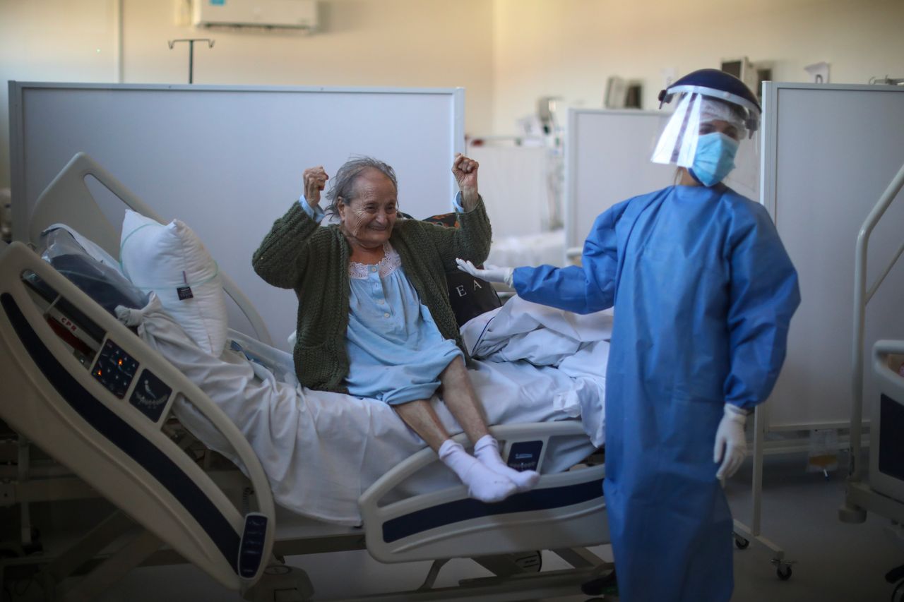 Η 84χρονη Μπλάνκα Ορτίζ πανηγυρίζεις καθώς μαθαίνει πως μετά από πολλές εβδομάδες νοσηλεία λόγω επιπλοκών από τη νόσο Covid-19, επιτέλους παίρνει εξιτήριο. Μπουένος Άιρες, Αργεντινή