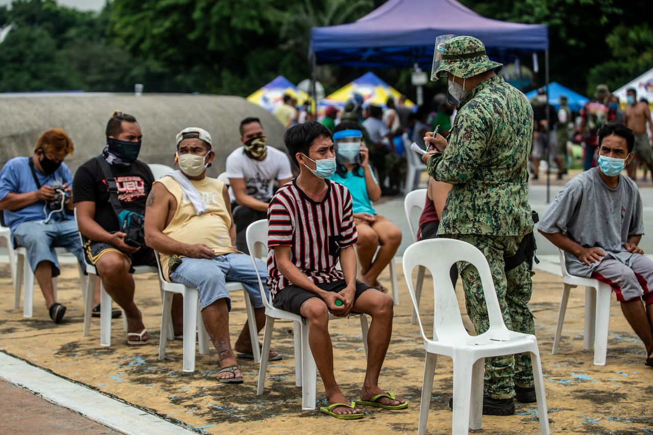 Προσαγωγές ατόμων που πιάστηκαν να μην τηρούν τους κανόνες για την αναχαίτιση εξάπλωση του ιού (όπως η μη χρήση μάσκας σε ανοιχτό δημόσιο χώρο), στις Φιλιππίνες