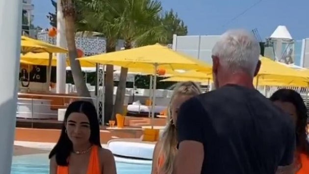 El empresario, seleccionando a su