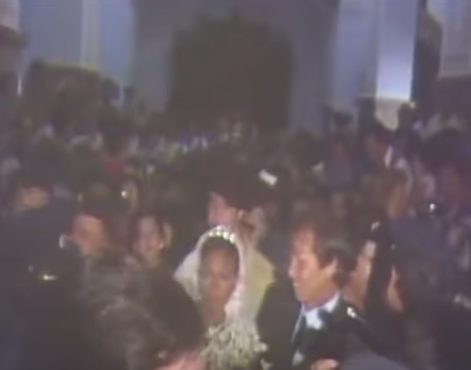 Lolita y su padrino, El Cordobés, entrando a empujones en el templo.