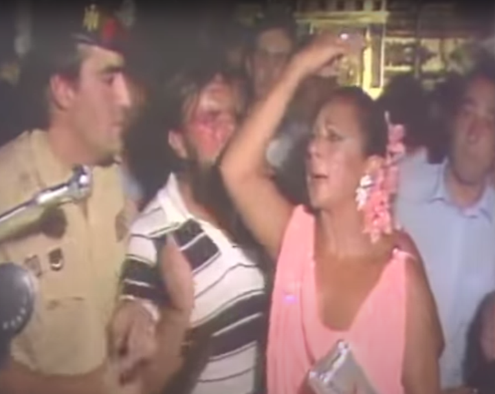 Lola Flores intentando convencer a la gente para que abandone la iglesia.