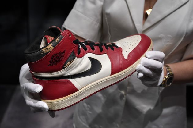 Une paire de Air Jordan 1 vendue 615.000 dollars, un record | Le ...