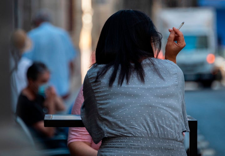 Una persona fuma en una terraza en Valencia.