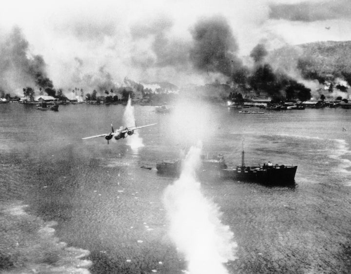 米軍の「B-25」爆撃機がラバウル湾の日本の船を攻撃する様子 (1943年11月2日撮影）